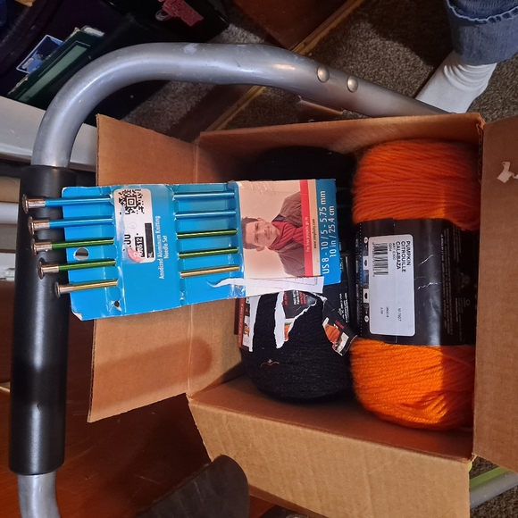 Yarns  and  knitting  needles. Never  used - Picture 3 of 3